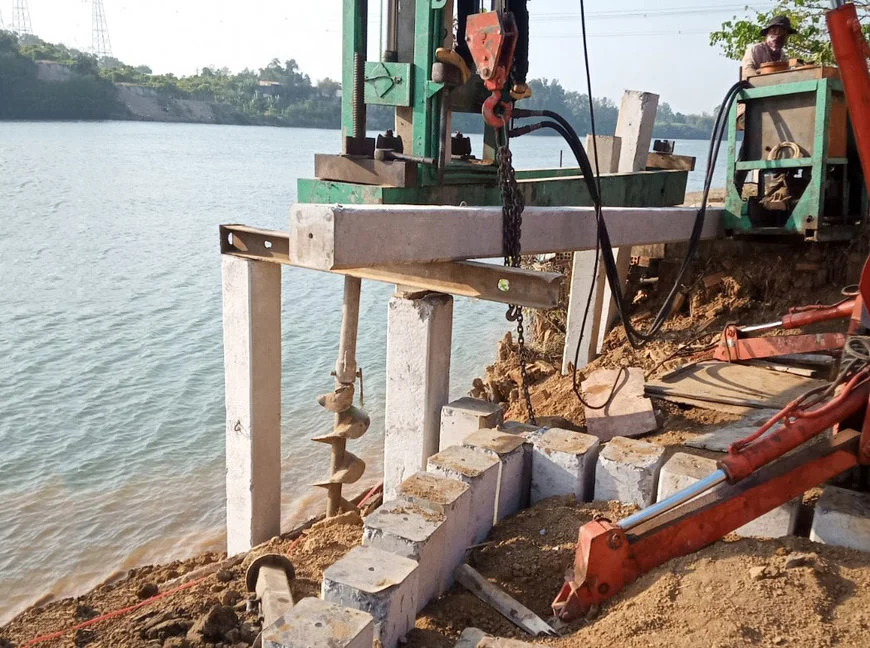 Xây dựng các công trình thủy lợi và cảng biển