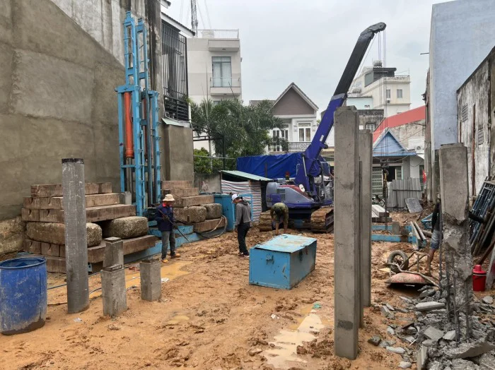 Khoảng cách giữa các cọc bê tông là bao nhiêu?